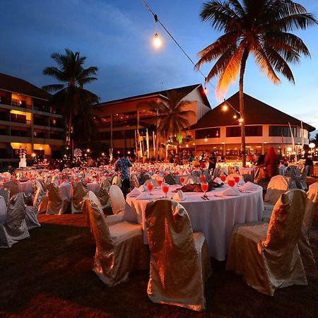 Damai Puri Resort & Spa Кучинг Екстериор снимка A wedding reception at the Royal Island Resort and Spa
