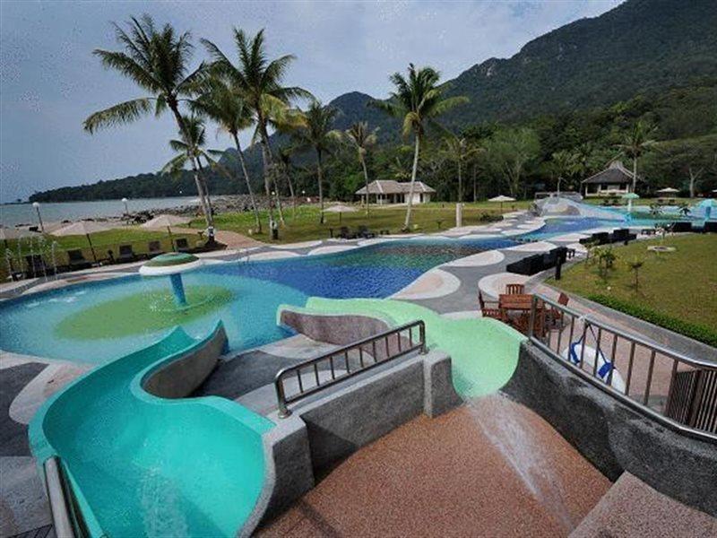 Damai Puri Resort & Spa Кучинг Екстериор снимка The water park at the resort