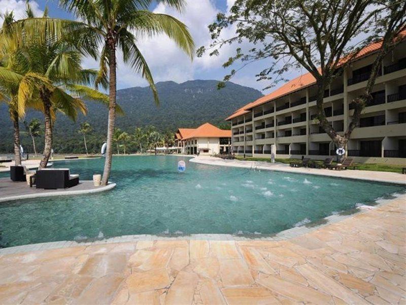 Damai Puri Resort & Spa Кучинг Екстериор снимка The swimming pool at the resort