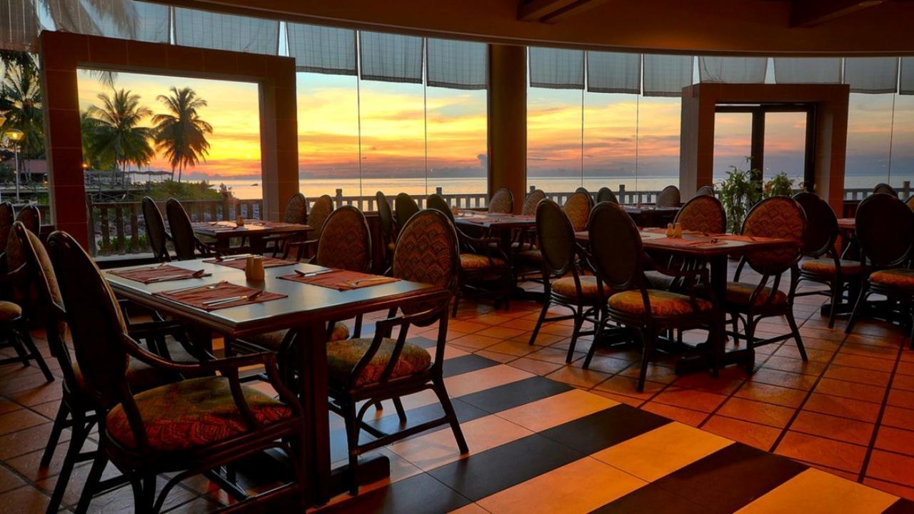 Damai Puri Resort & Spa Кучинг Екстериор снимка Sunset at the restaurant