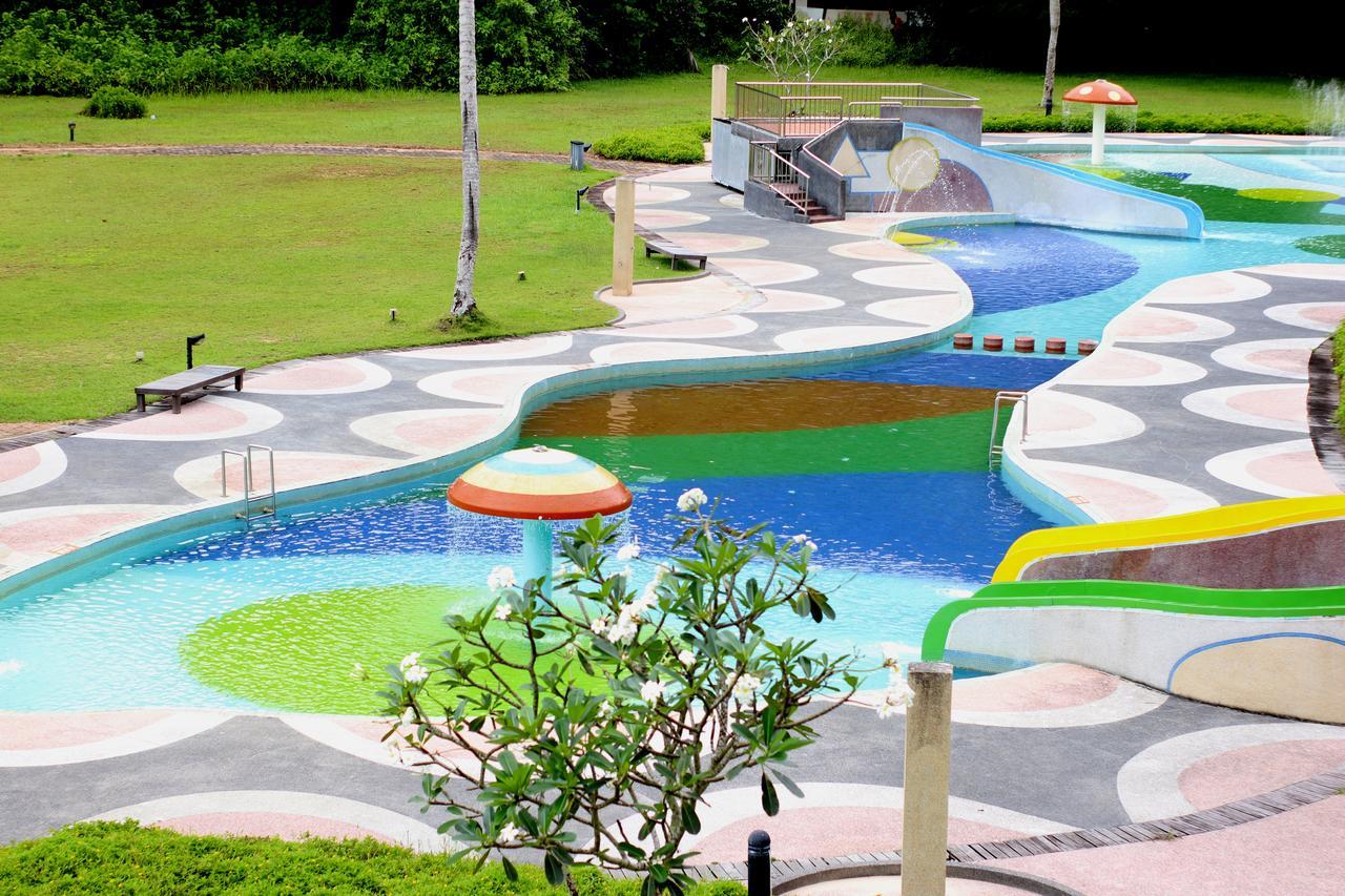 Damai Puri Resort & Spa Кучинг Екстериор снимка The park's artificial river