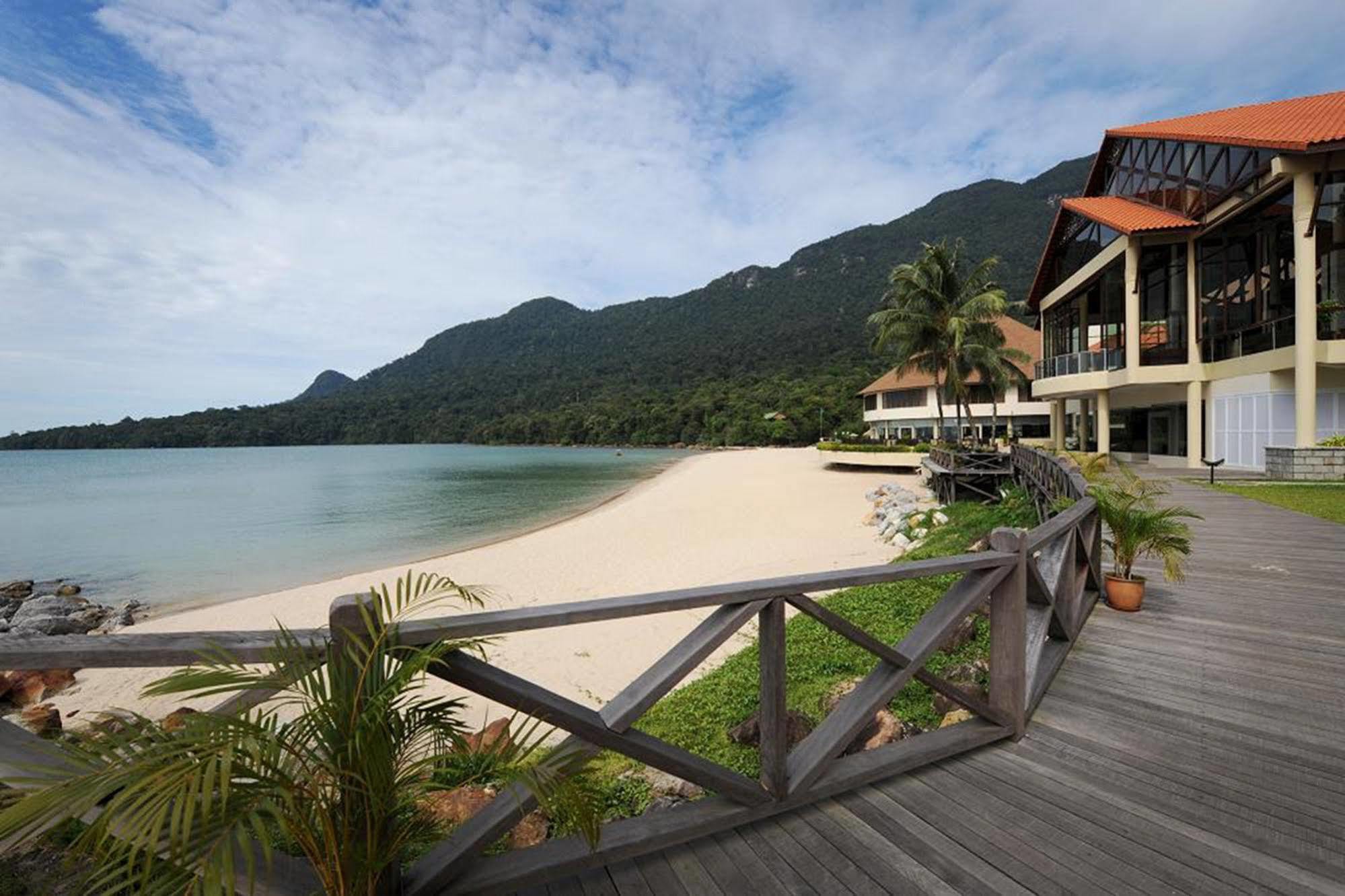 Damai Puri Resort & Spa Кучинг Екстериор снимка The beach at Pangkor Laut Resort