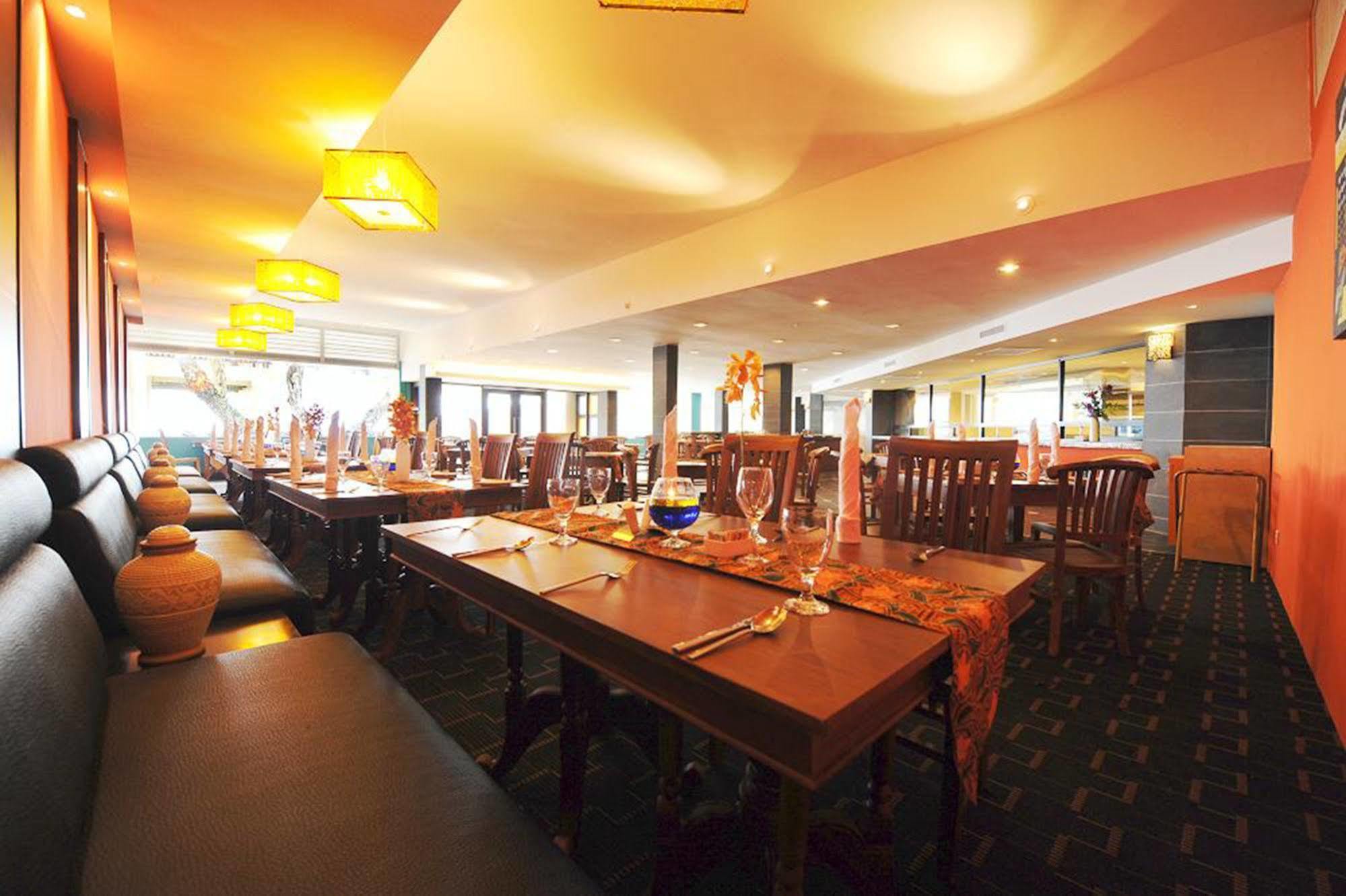Damai Puri Resort & Spa Кучинг Екстериор снимка The restaurant
