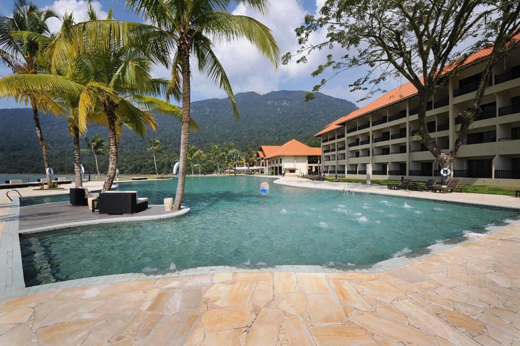 Damai Puri Resort & Spa Кучинг Екстериор снимка The swimming pool at the resort