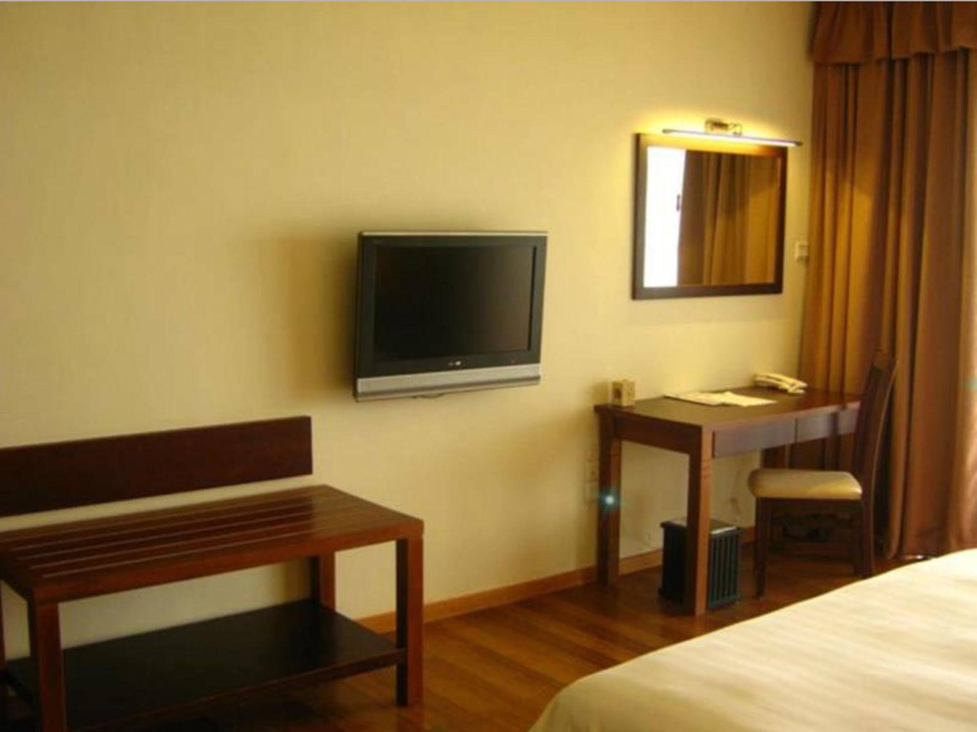 Damai Puri Resort & Spa Кучинг Екстериор снимка A room at the hotel