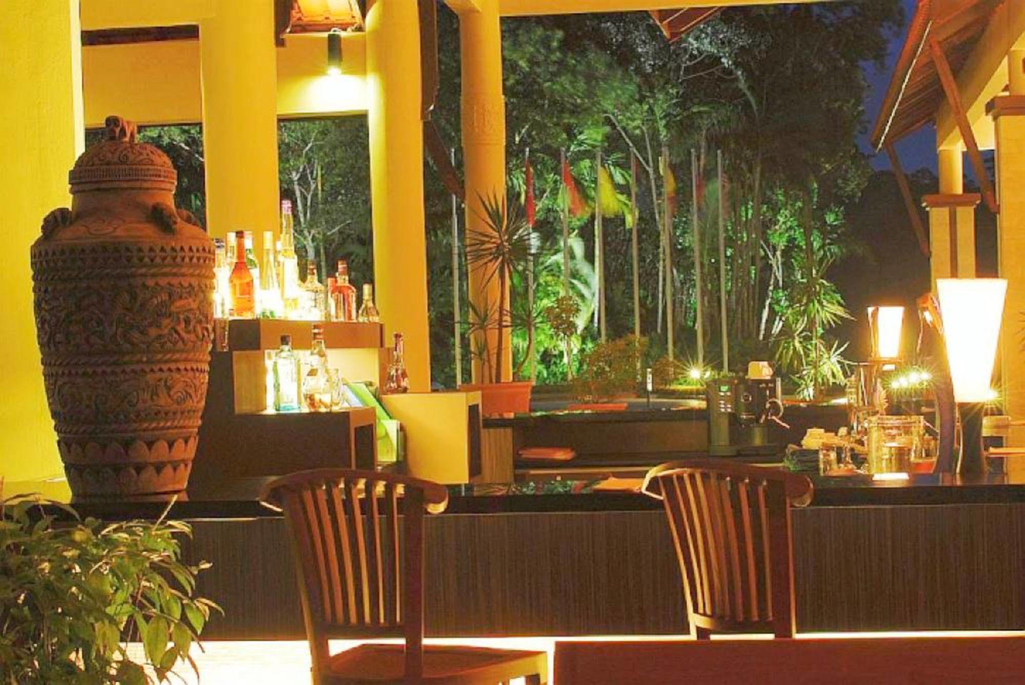Damai Puri Resort & Spa Кучинг Екстериор снимка The bar at the hotel