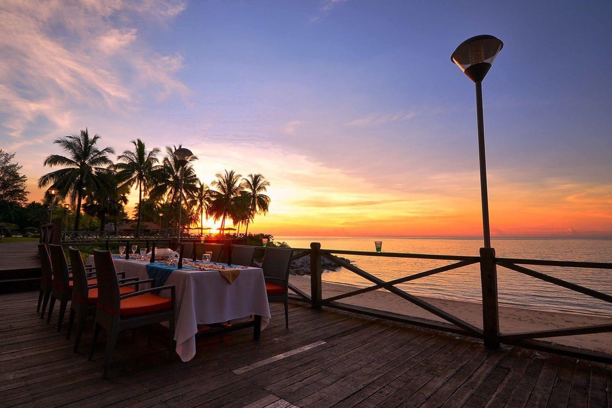Damai Puri Resort & Spa Кучинг Екстериор снимка Sunset at the beach