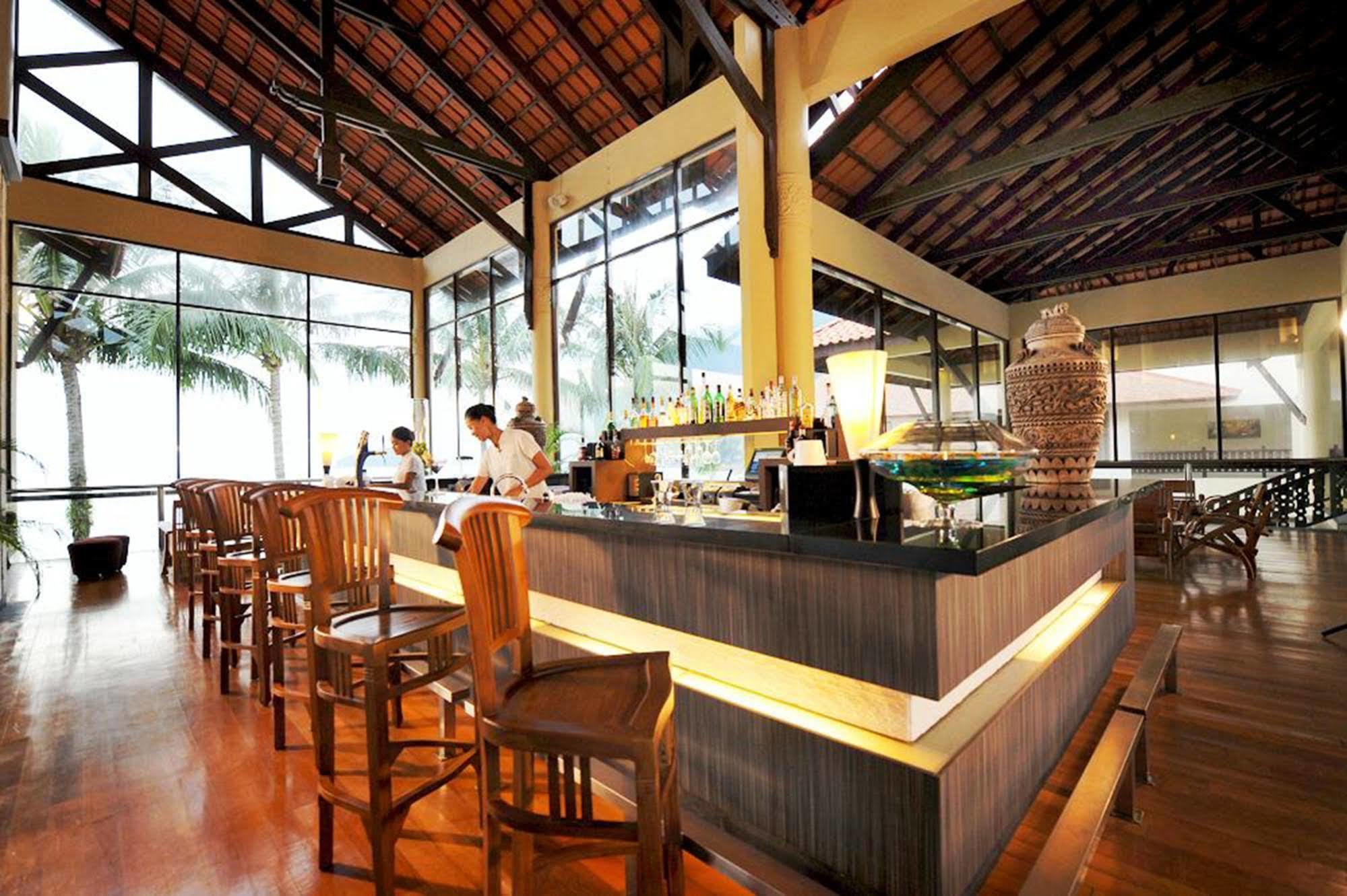 Damai Puri Resort & Spa Кучинг Екстериор снимка The bar at the lobby